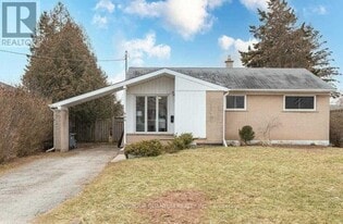 444 Seabourne Dr in Oakville, ON - Building Photo