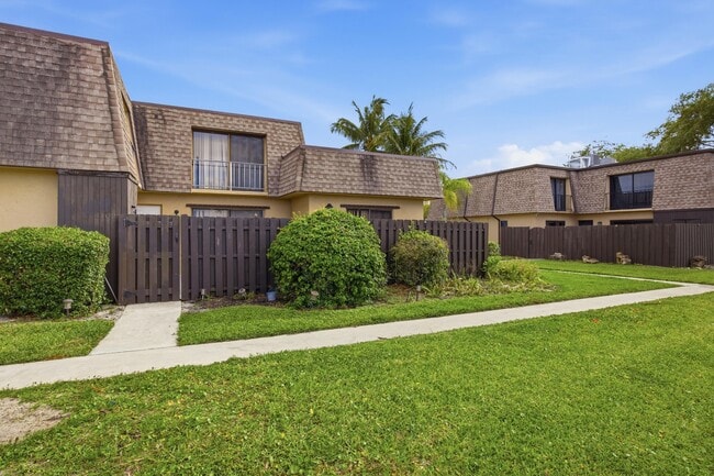 4102 Waterview Cir in Palm Springs, FL - Building Photo - Building Photo