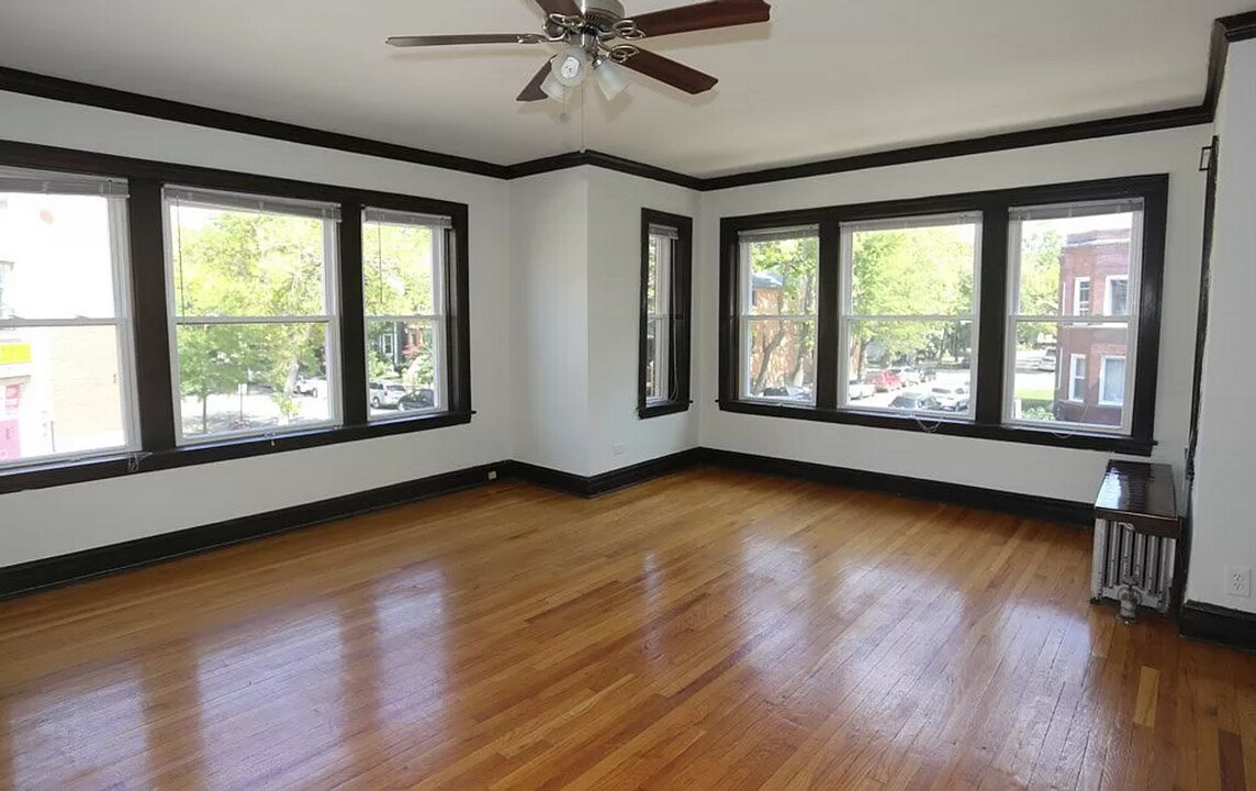 3858 N Leavitt St in Chicago, IL - Building Photo