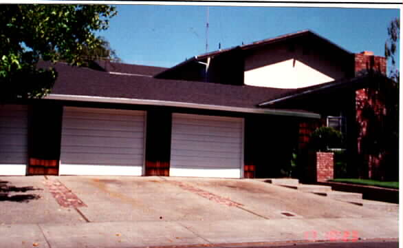 423 Felton Way in Stockton, CA - Foto de edificio