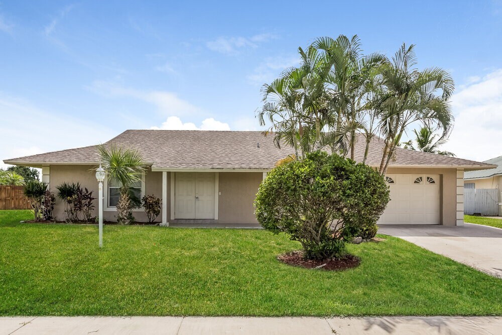 106 Paseo Ct in Royal Palm Beach, FL - Building Photo