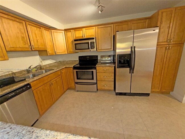 400 Leslie Dr in Hallandale Beach, FL - Building Photo - Building Photo