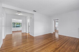 6257 SW 14th St in West Miami, FL - Foto de edificio - Building Photo