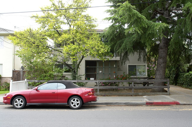 689 Roble Ave in Menlo Park, CA - Foto de edificio - Building Photo