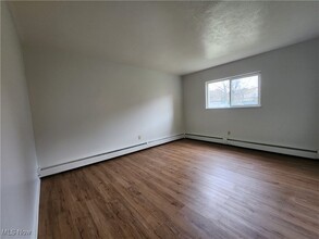 26680 Tungsten Rd in Euclid, OH - Building Photo - Building Photo