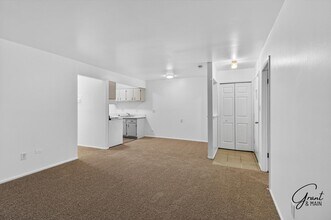 22330 W Warren Ave in Detroit, MI - Foto de edificio - Building Photo