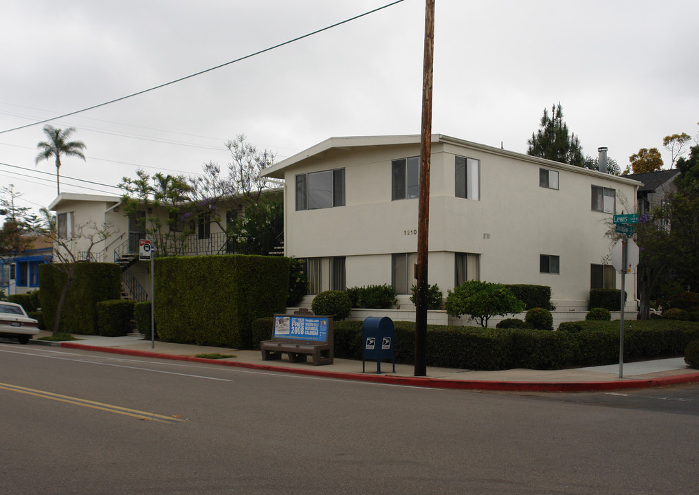 1210 W Lewis St in San Diego, CA - Foto de edificio