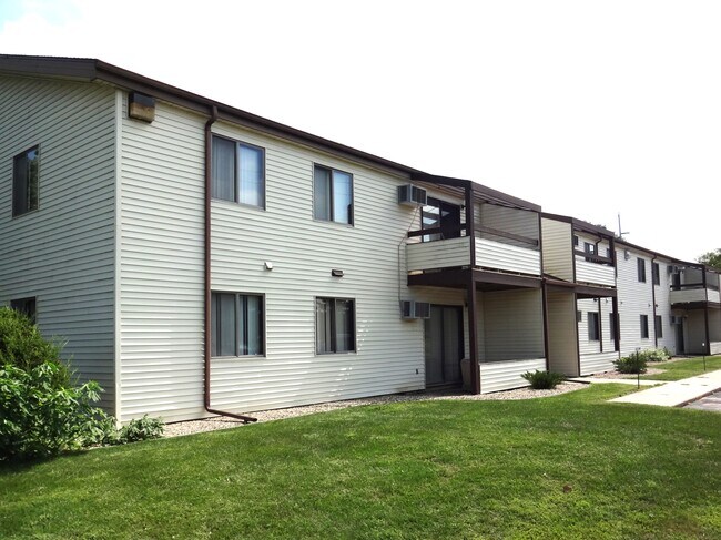 2120 Valleyhigh Dr NW in Rochester, MN - Foto de edificio - Building Photo