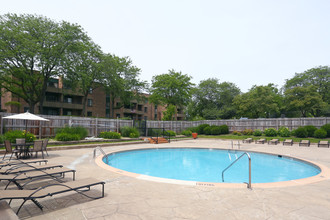 Hawthorn Estates Condos (219 Units) in Schaumburg, IL - Building Photo - Building Photo