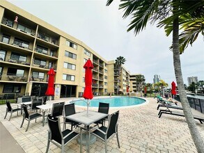 301 Golden Isles Dr, Unit 114 in Hallandale Beach, FL - Foto de edificio - Building Photo