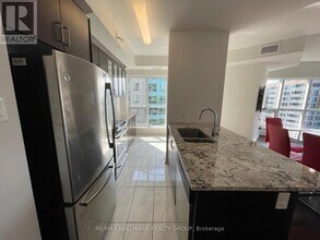 242-2242 Rideau St in Ottawa, ON - Building Photo - Building Photo