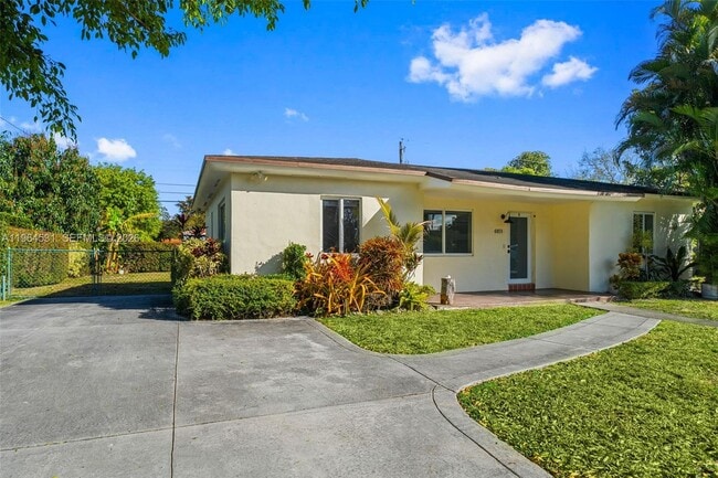 6851 SW 48th Terrace in Miami, FL - Building Photo - Building Photo