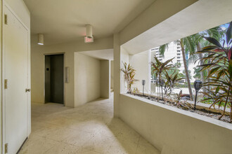 1117 Marine Way E in North Palm Beach, FL - Foto de edificio - Building Photo