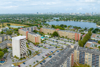Camelia Gardens in North Miami Beach, FL - Foto de edificio - Building Photo