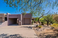 9240 E Whitethorn Cir in Scottsdale, AZ - Foto de edificio - Building Photo