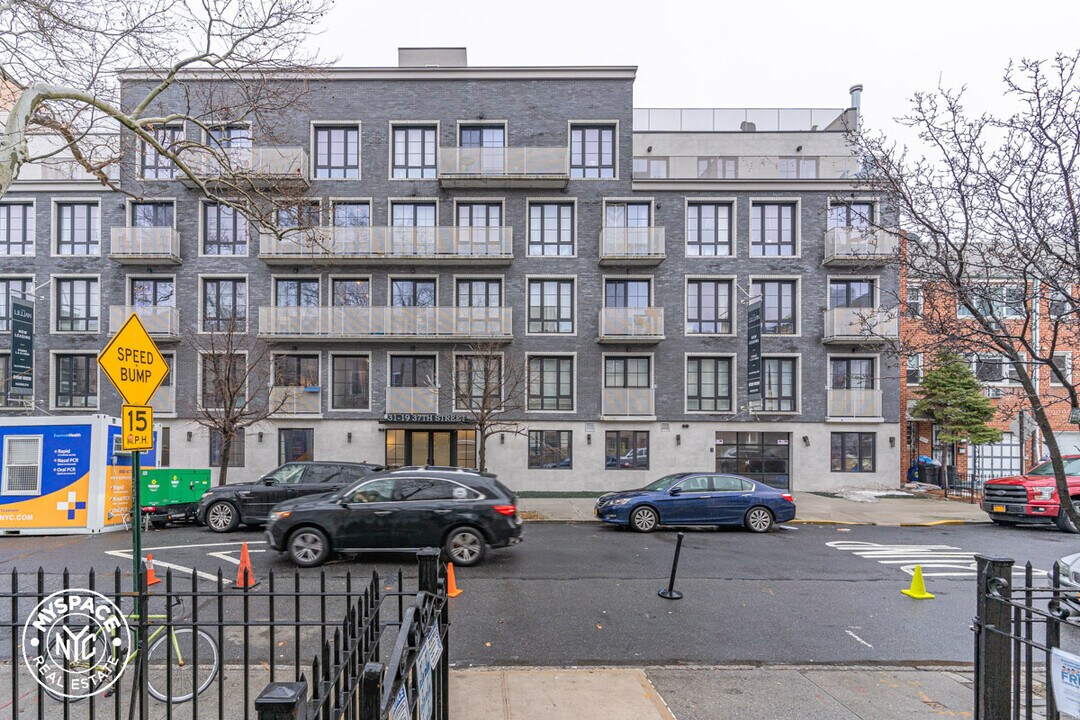 31-19 37th St in Queens, NY - Building Photo