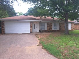 6409 Hidden Springs Dr in Arlington, TX - Building Photo