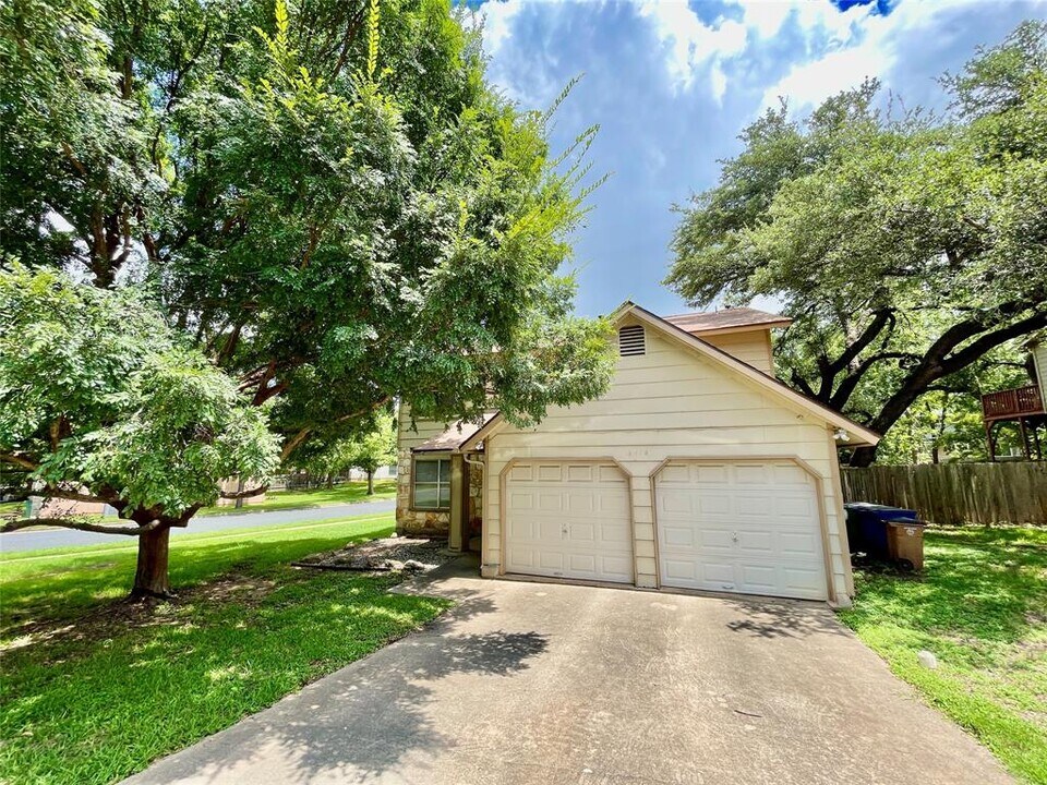 8116 Pilgrims Pl in Austin, TX - Building Photo