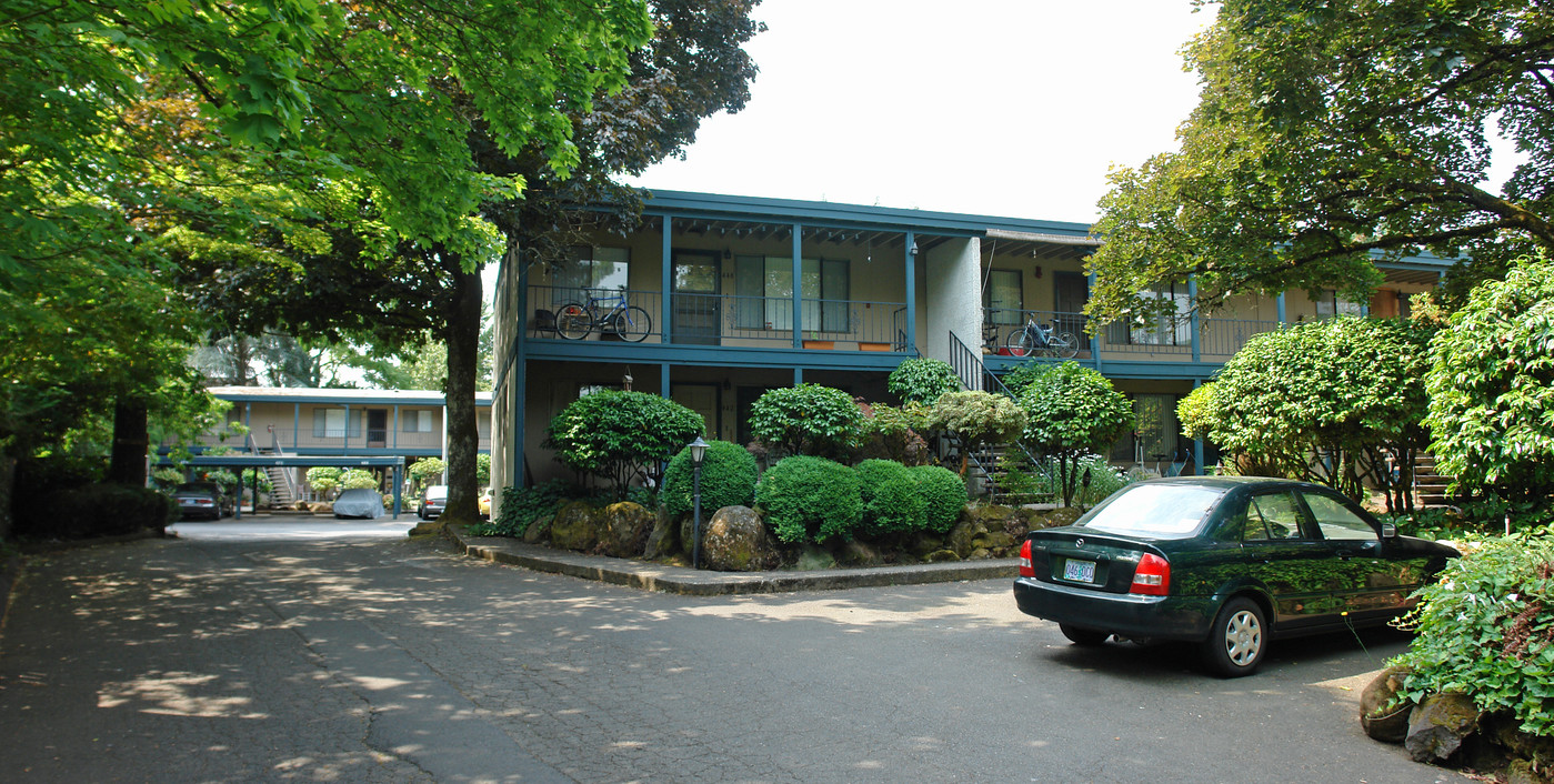 The Ivanhoe in Salem, OR - Building Photo