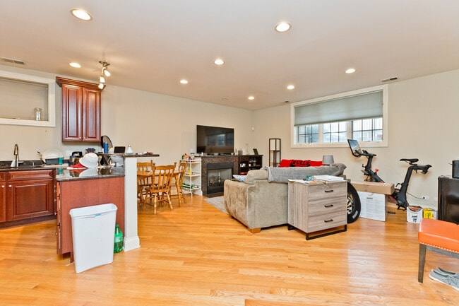 property at 2414 W Moffat St