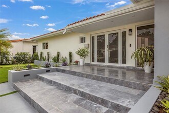 3504 Crystal View Ct in Miami, FL - Building Photo - Building Photo