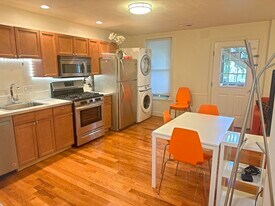 130 W 8th St, Unit 1 in Boston, MA - Building Photo