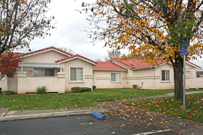 Creekside Apartments in Madera, CA - Foto de edificio - Building Photo