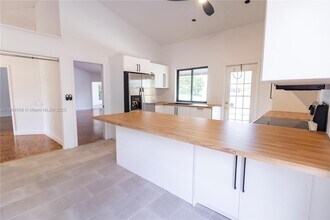 8775 SW 57th St in Cooper City, FL - Building Photo - Building Photo