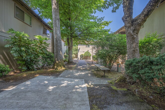 The Woodlands Apartments in Eugene, OR - Foto de edificio - Building Photo