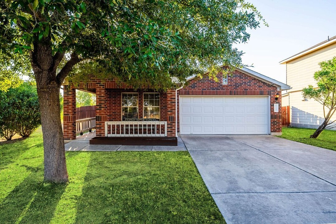 6117 Los Cielos Blvd in Del Valle, TX - Building Photo