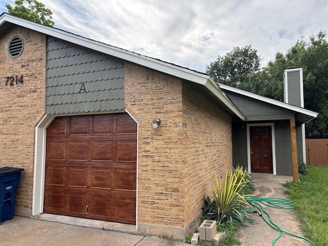 7214 Lilac Ln