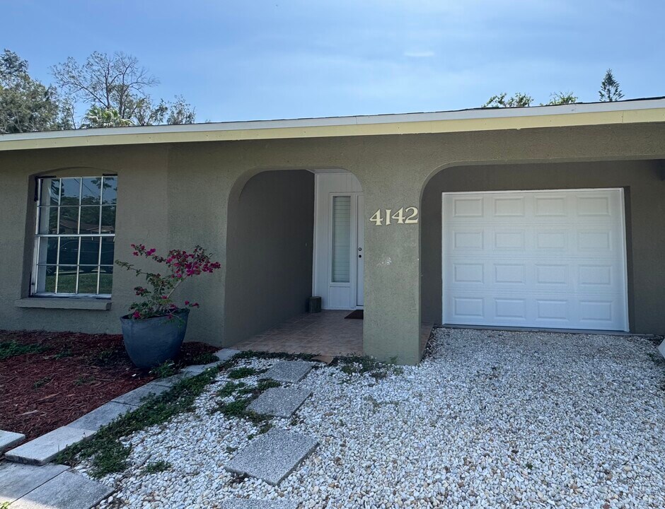4142 Iola Dr in Sarasota, FL - Building Photo