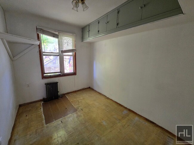 40-10 57th St-Unit -3 in Queens, NY - Building Photo - Building Photo