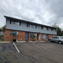 1043 Lookingglass Rd in Roseburg, OR - Building Photo