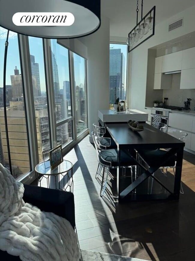 222 E 44th St in New York, NY - Building Photo - Building Photo