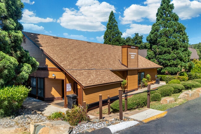 Quail Hollow Apartments