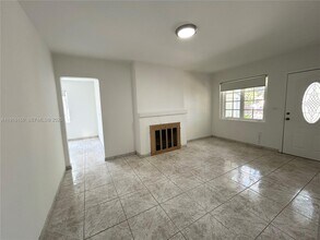 40 NW 39th St in Miami, FL - Foto de edificio - Building Photo