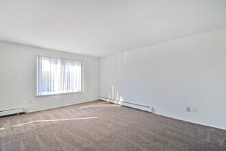 Huntington Club Apartments in Warren, MI - Foto de edificio - Building Photo