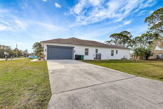 425 SE Evergreen Terrace in Port St. Lucie, FL - Building Photo - Building Photo