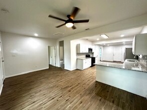 300 N Oak Dr in Waco, TX - Foto de edificio - Building Photo