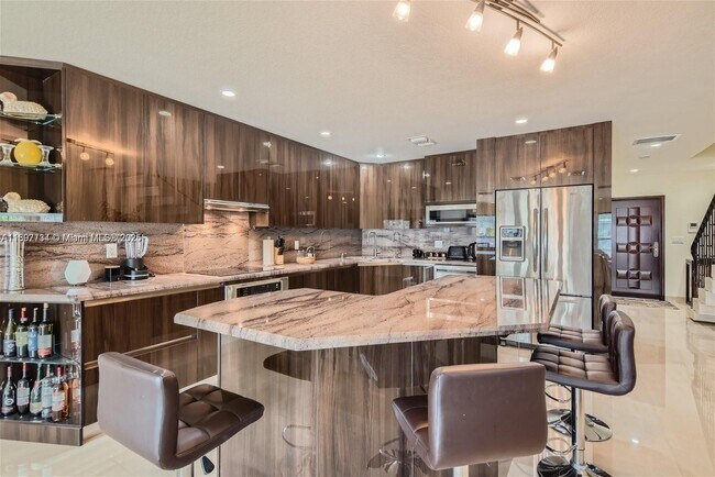 3864 NE 167th St in North Miami Beach, FL - Foto de edificio - Building Photo