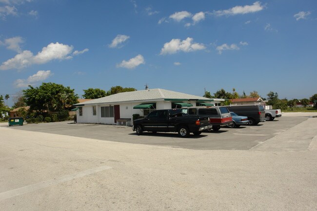 945 Miner Rd in Lake Worth, FL - Building Photo - Building Photo