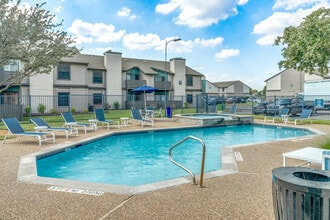Ashton Apartments in Saginaw, TX - Foto de edificio - Building Photo