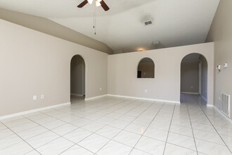 470 Breezeway Dr in Apopka, FL - Building Photo - Building Photo