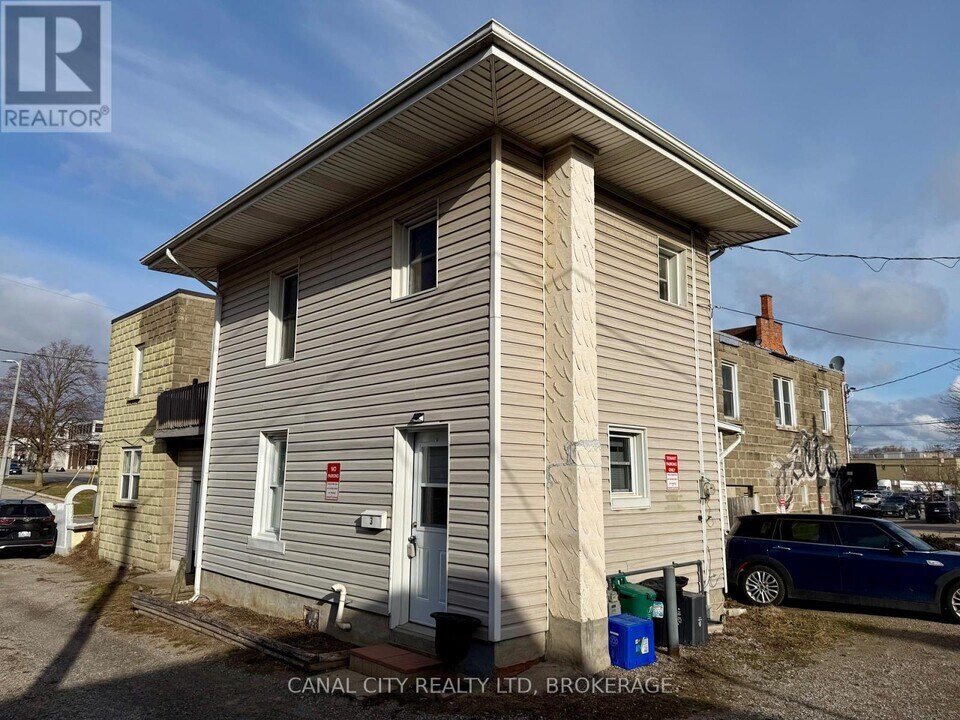 3 Ekins Lane in Thorold, ON - Building Photo