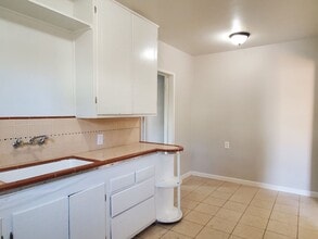 218 Colin B Kelly Dr in Bakersfield, CA - Building Photo - Building Photo
