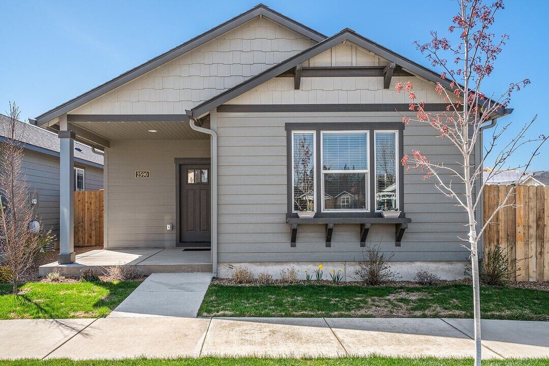 2590 NW Teak Pl in Redmond, OR - Building Photo