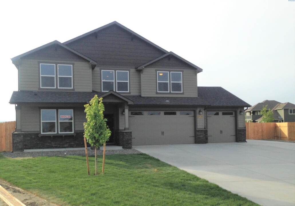 6284 Topaz Ct in West Richland, WA - Building Photo