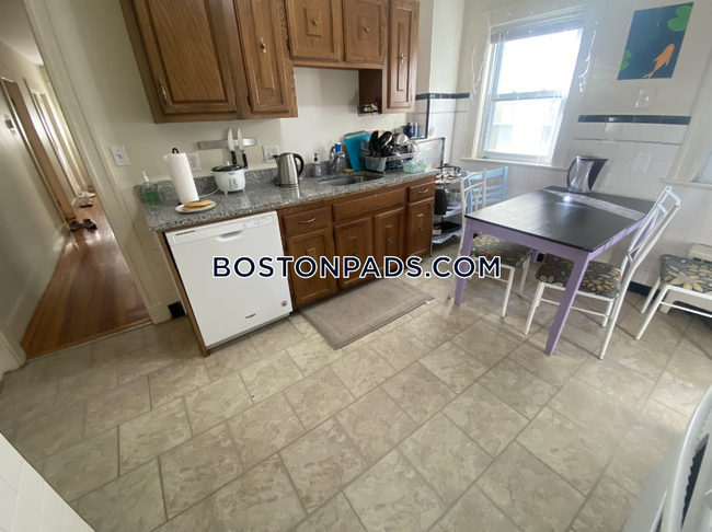 298 Boston Ave, Unit 1 in Medford, MA - Building Photo - Building Photo