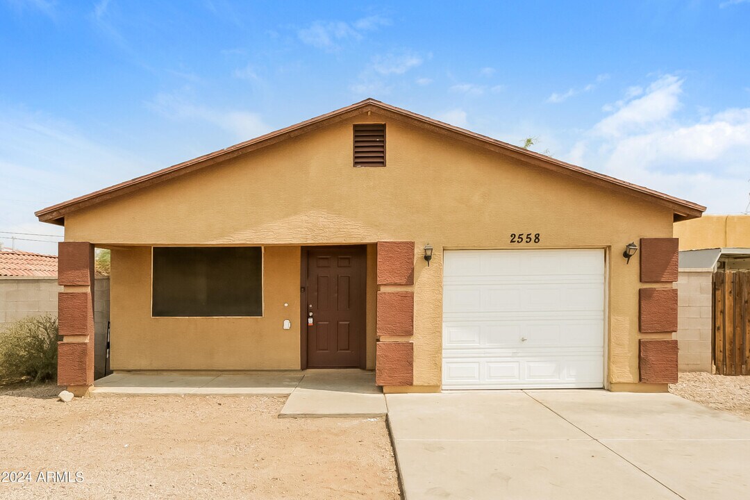 2558 E Broadway Rd in Phoenix, AZ - Building Photo